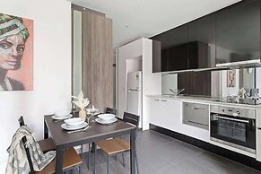 A Spacious 2BR Apt, Walk to Southern Cross Station
