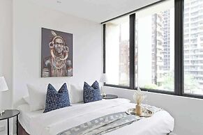 A Spacious 2BR Apt, Walk to Southern Cross Station