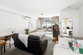 A Stylish Apt for 6 Right Next to Darling Harbour