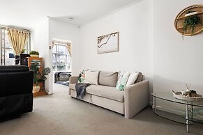 A Stylish Apt for 6 Right Next to Darling Harbour