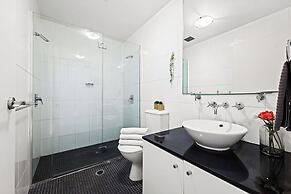 A Stylish Apt for 6 Right Next to Darling Harbour