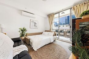 A Stylish Apt for 6 Right Next to Darling Harbour