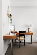 A Stylish Apt for 6 Right Next to Darling Harbour