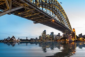 A Stylish Apt for 6 Right Next to Darling Harbour