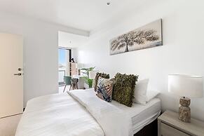 A Lux 2BR Apt Next to Melbourne Uni, Free Parking