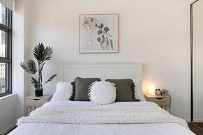 A Stylish & Bright Suite Next to Darling Harbour
