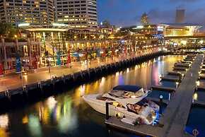 A Stylish & Bright Suite Next to Darling Harbour