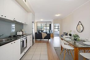A Stylish & Bright Suite Next to Darling Harbour