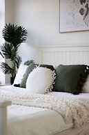 A Stylish & Bright Suite Next to Darling Harbour