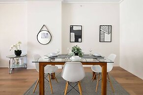 A Stylish & Bright Suite Next to Darling Harbour