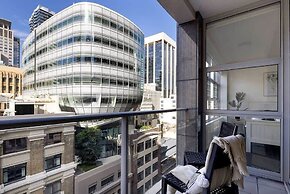 A Stylish & Bright Suite Next to Darling Harbour