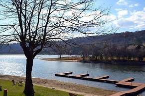 LakeFront Lodge