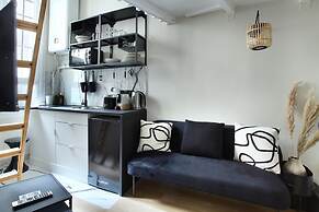 Cozy Studio With Loft Bed - Center of Paris