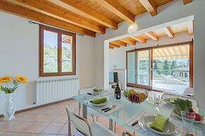Eden House - Terrace & View Lake