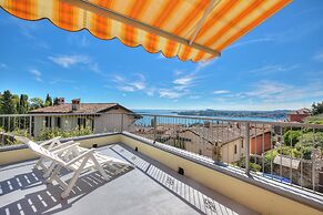 Eden House - Terrace & View Lake