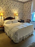 Historic General Lewis Inn