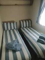 3 Bed Lodge - Sleeps 6 - Parking - Pets - Wifi