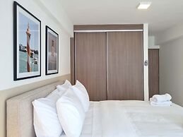 w Modern 2BR In La Cresta