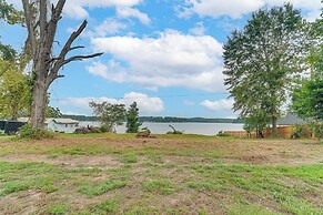 Lake-view Retreat w/ Games & Yard in Daingerfield