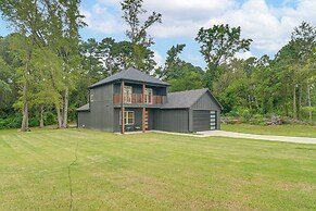 Lake-view Retreat w/ Games & Yard in Daingerfield