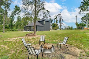 Lake-view Retreat w/ Games & Yard in Daingerfield