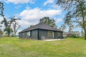 Lake-view Retreat w/ Games & Yard in Daingerfield