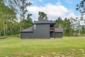 Lake-view Retreat w/ Games & Yard in Daingerfield