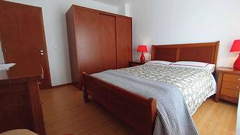 3 Bed House - Sleeps 4 - Wifi - Parking