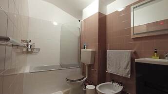 3 Bed House - Sleeps 4 - Wifi - Parking