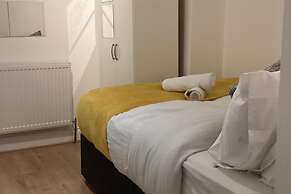 London Heathway Bliss - Spacious 4-bed House