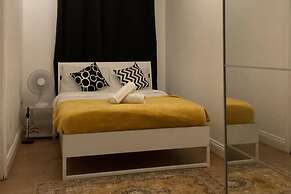 London Heathway Bliss - Spacious 4-bed House