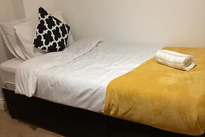 London Heathway Bliss - Spacious 4-bed House