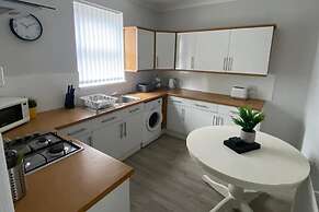 House - Sleeps 6 - Pet Friendly - Parking