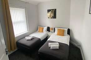 House - Sleeps 6 - Pet Friendly - Parking