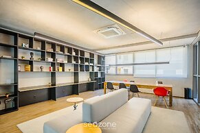 Studio w/ pool near subway FRE2112