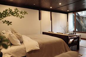 Yulong Sadhu Inn