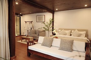 Yulong Sadhu Inn