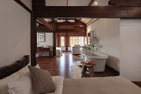 Yulong Sadhu Inn