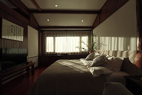 Yulong Sadhu Inn