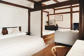 Yulong Sadhu Inn
