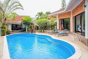 Villa With Private Pool and Mountain Views