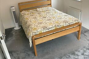 House - Sleeps 5, Private Parking & Pets Allowed