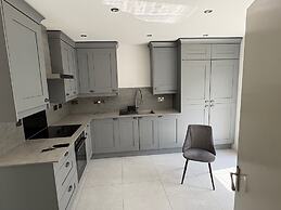 House - Sleeps 5, Private Parking & Pets Allowed