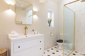 Newly Renovated Beachside Retreat for 10