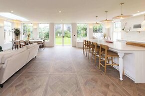 Newly Renovated Beachside Retreat for 10