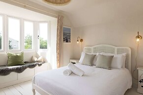 Newly Renovated Beachside Retreat for 10