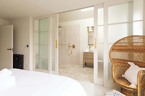 Newly Renovated Beachside Retreat for 10