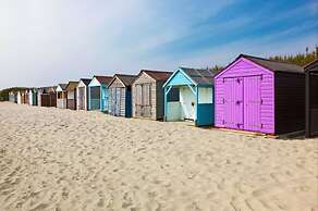 Newly Renovated Beachside Retreat for 10