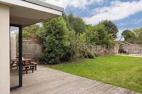 Spacious 4-bed Near City Sea