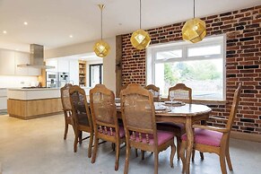 Spacious 4-bed Near City Sea